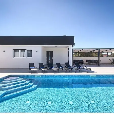Вилла Vallelunga Comfortable Holiday Пула